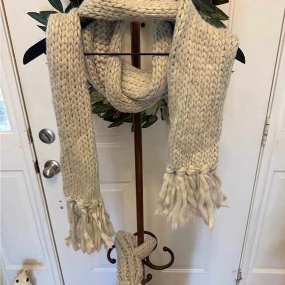 NWT 2 Pc Set Universal Thread Hand Knit Chunky Braided Scarf & Mittens OS - Picture 3 of 11